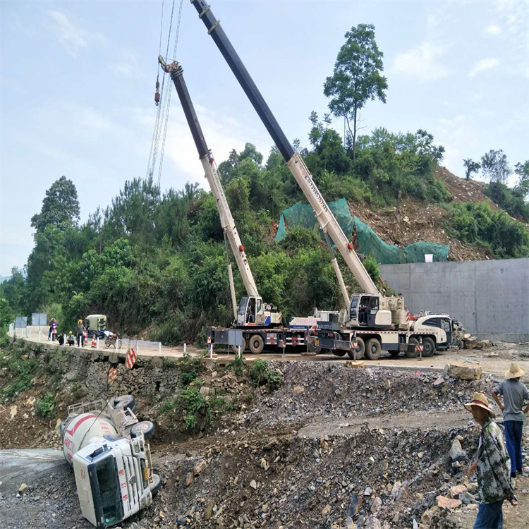 修文汽车掉沟里叫吊车救援要多少钱